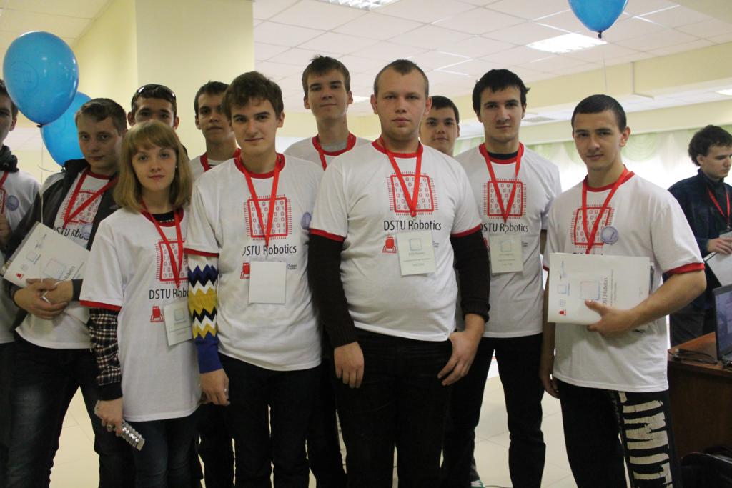 Команды ЮФУ, во главе с сотрудником кафедры электротехники и мехатроники Назаркиным Анатолием, перед стартом.